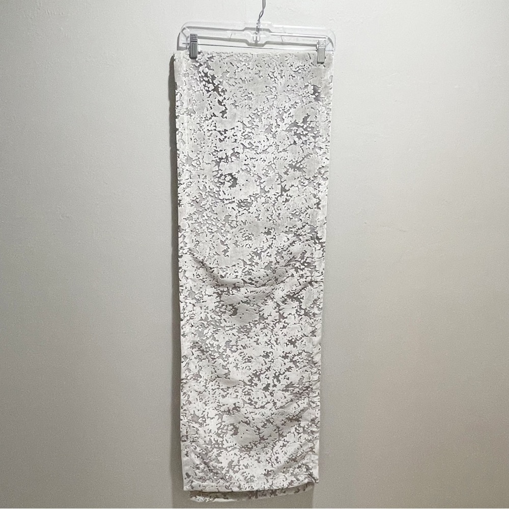 WEST ELM Silver Gray Fog ALLOVER TEXTURED JACQUARD VELVET Table Runner 14” X 90” - Picture 3 of 8